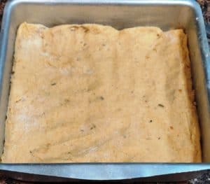 Spread the dough in the baking pan