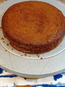 Divide the cake into 3 discs using a thread or knife